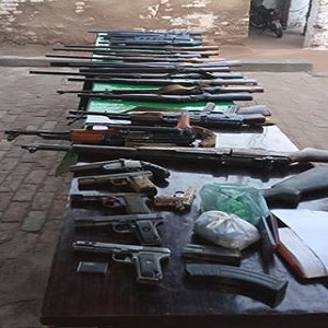  چک جھمرہ میں پولیس کی انٹیلی جینس بنیاد پر کامیاب کارروائی بڑی مقدار میں غیر قانونی  اسلحہ برآمد 